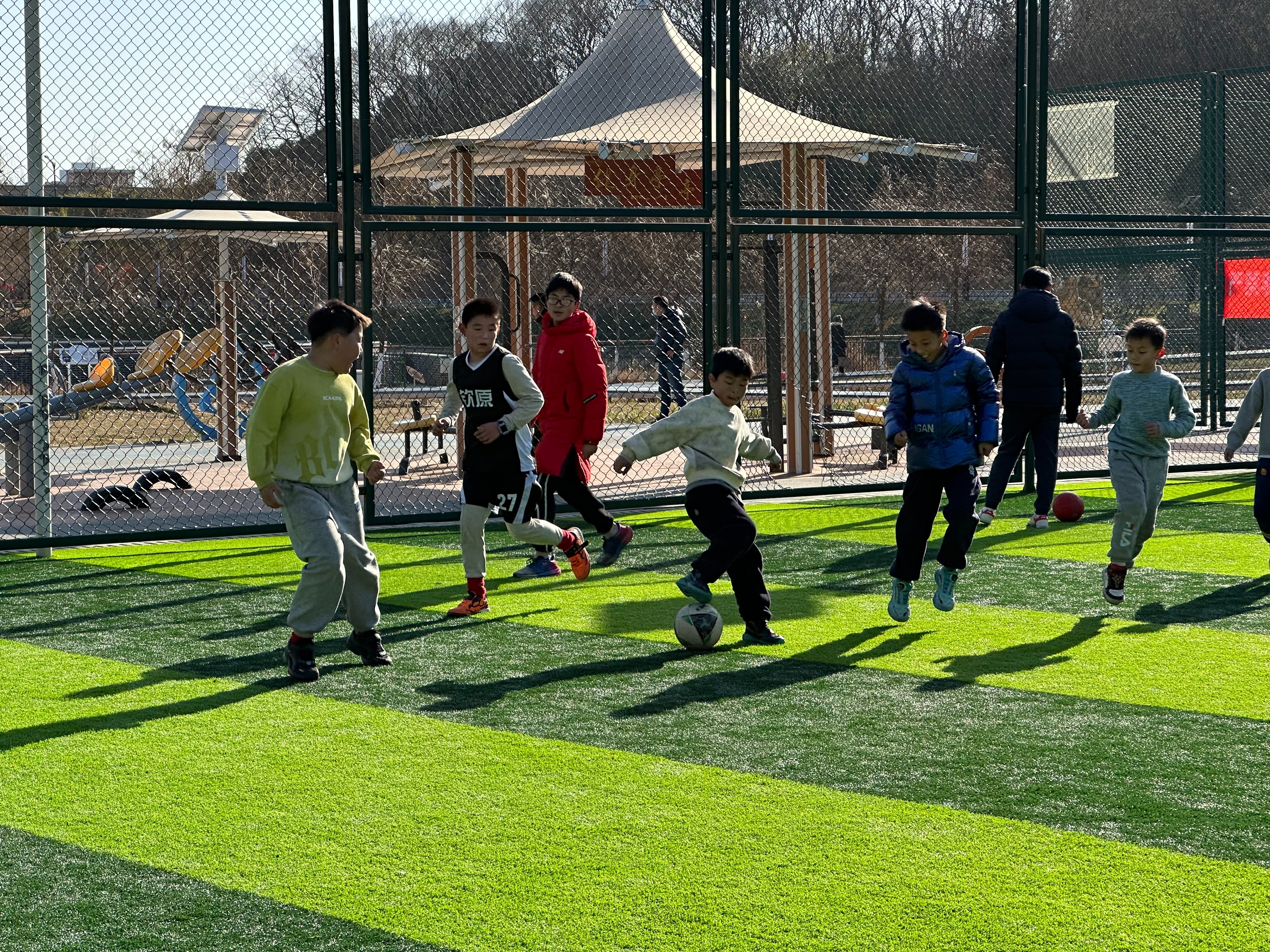 关于足球比赛中,场内紧张的气氛令人屏息凝神的信息 关于足球比赛中,场内紧张的气氛令人屏息凝神的信息
