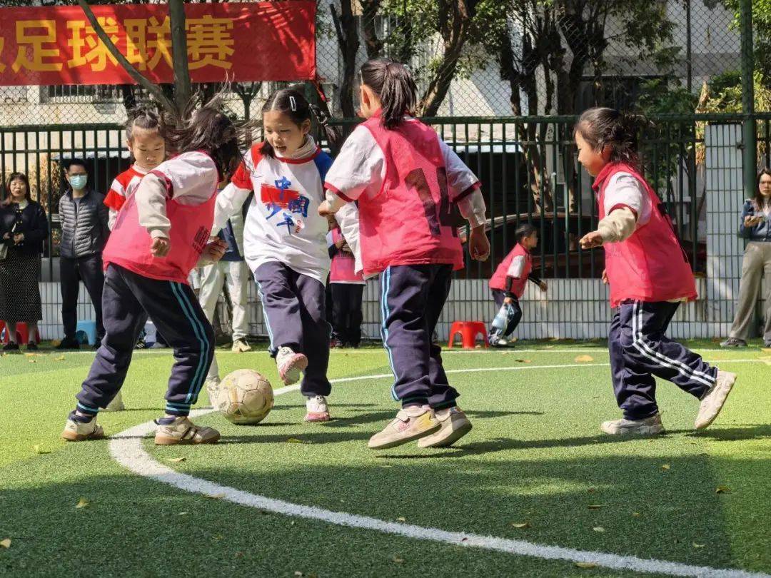 关于足球比赛中,场内紧张的气氛令人屏息凝神的信息 关于足球比赛中,场内紧张的气氛令人屏息凝神的信息