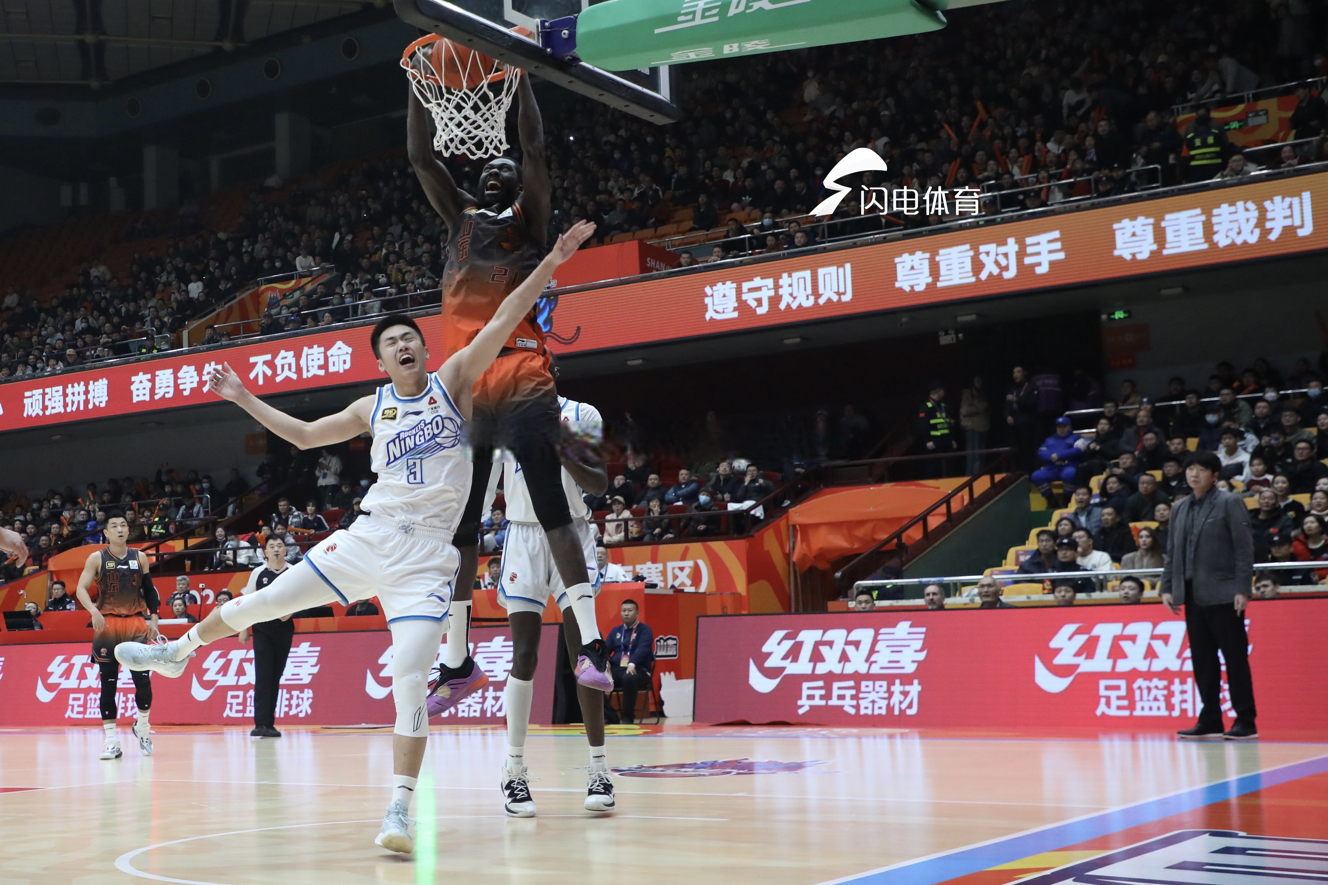 关于山东男篮奋起直追，为夺取胜利而努力拼搏的信息