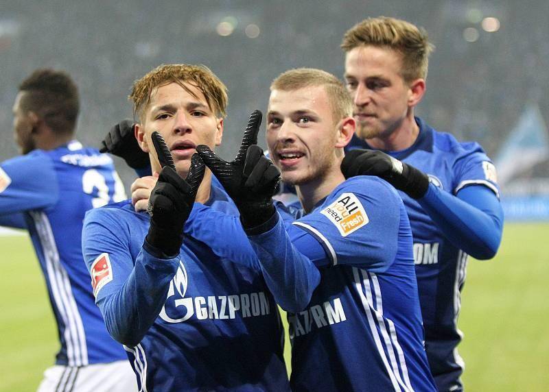 沙尔克队在激烈角逐中夺得半决赛资格 沙尔克队在激烈角逐中夺得半决赛资格