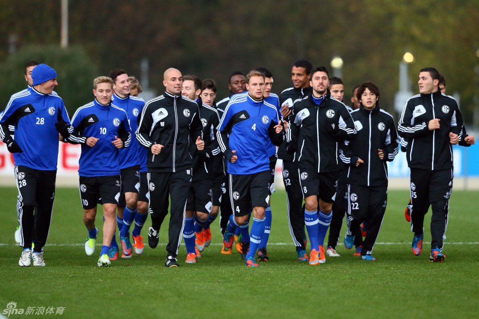 沙尔克队在激烈角逐中夺得半决赛资格 沙尔克队在激烈角逐中夺得半决赛资格