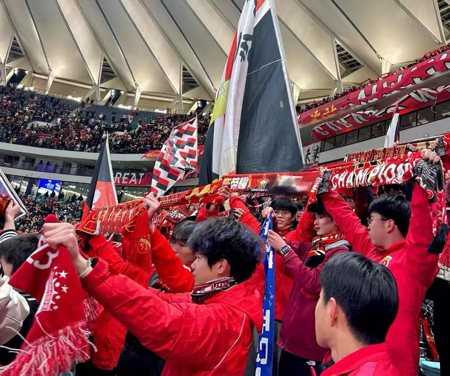 赛场上危险瞬间频频发生,球员勇敢拼搏 赛场上危险瞬间频频发生,球员勇敢拼搏