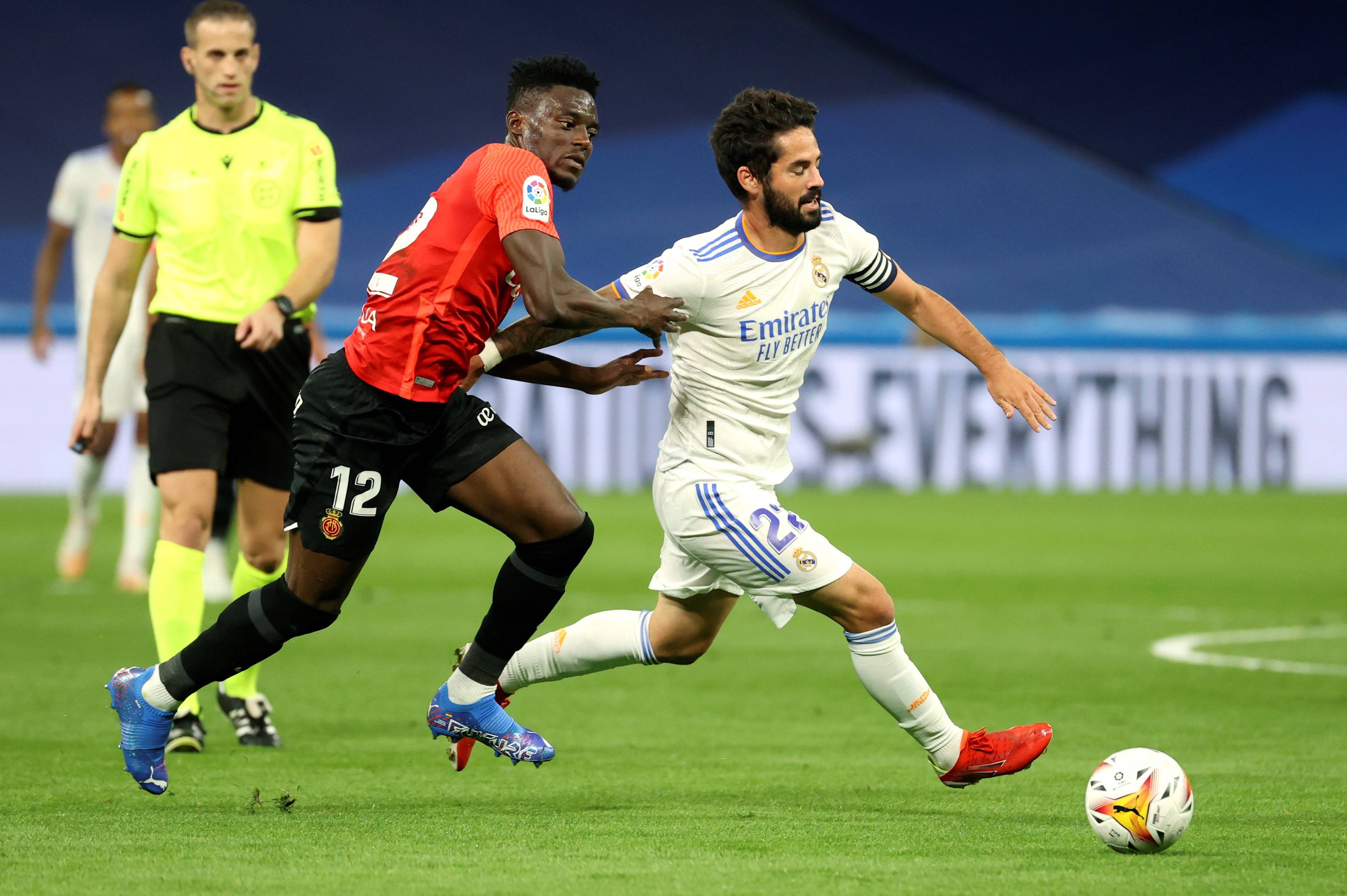 激烈的足球竞技，双方实力均衡，场面火爆的简单介绍