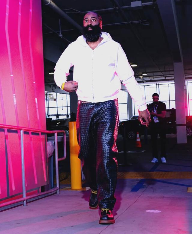 哈登和勒布朗一同参加慈善篮球比赛 哈登和勒布朗一同参加慈善篮球比赛