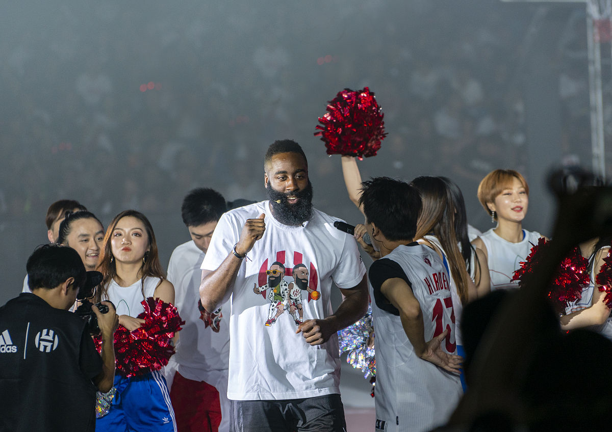 哈登和勒布朗一同参加慈善篮球比赛 哈登和勒布朗一同参加慈善篮球比赛