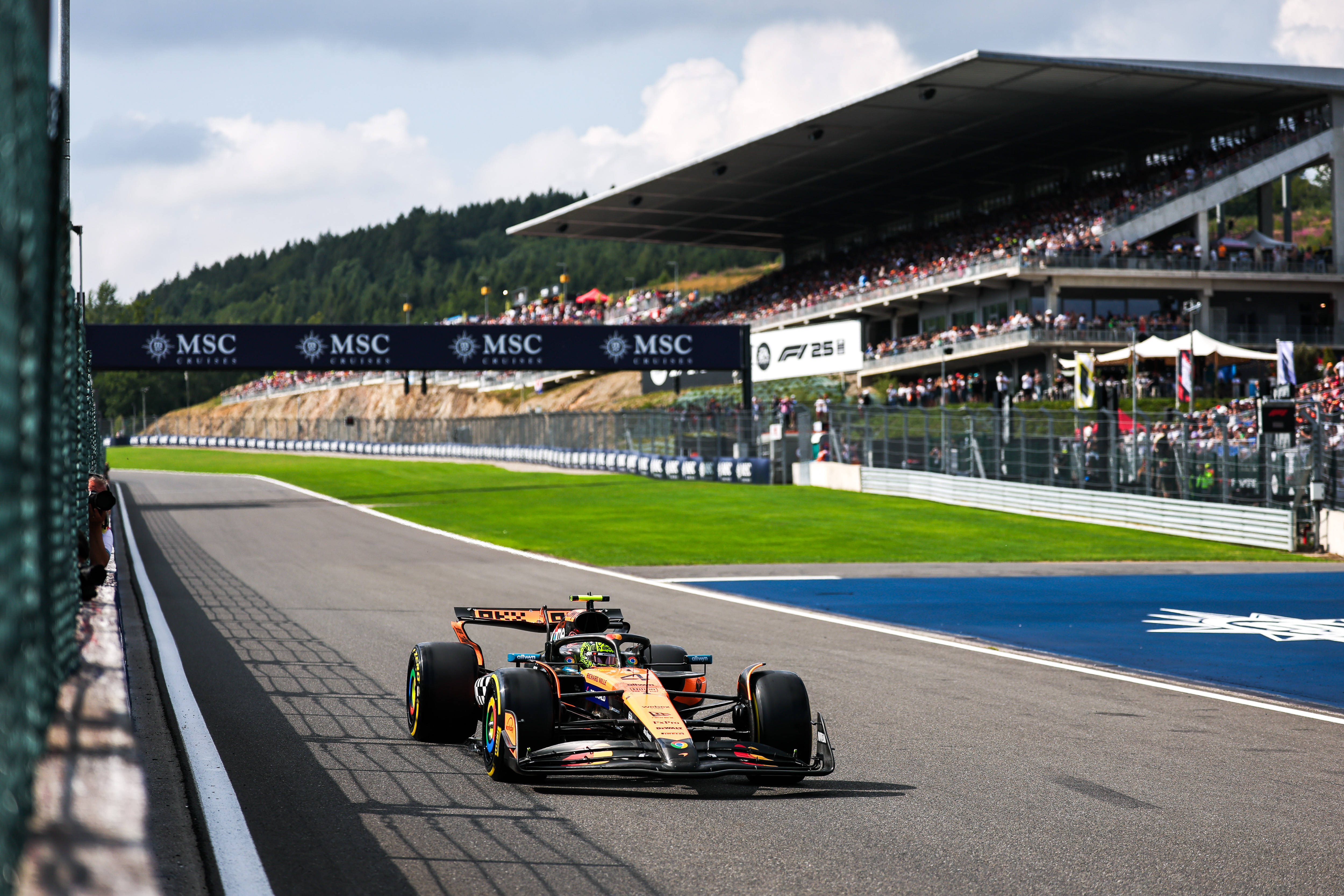 阿斯顿马丁横扫索伯车队，皮亚斯特里带队取胜的简单介绍