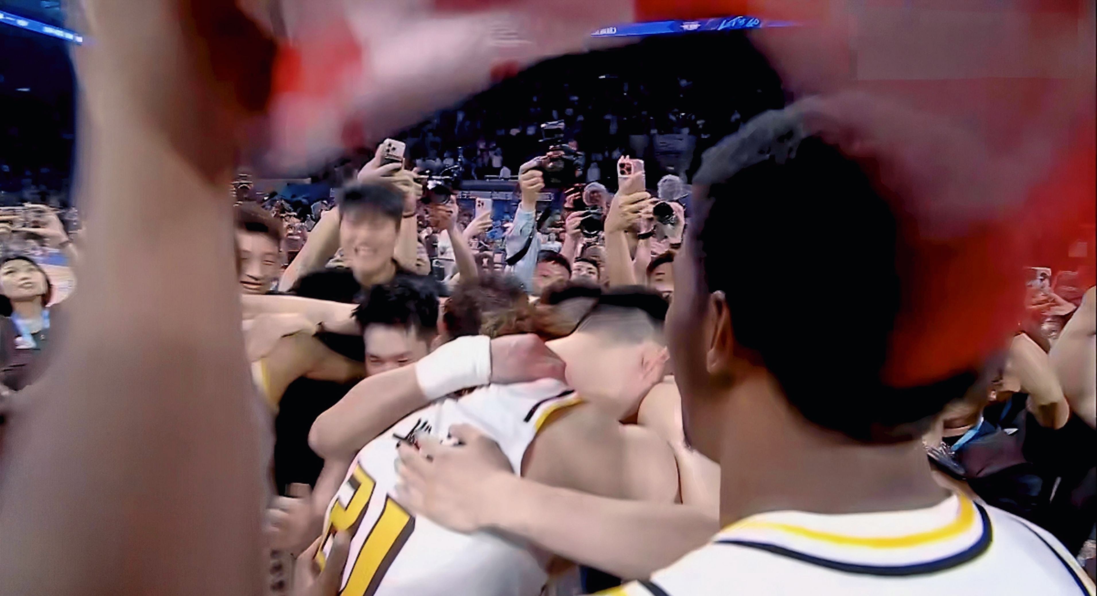 一场激动NBA球员赛后表情丰富，体现团队精神的简单介绍