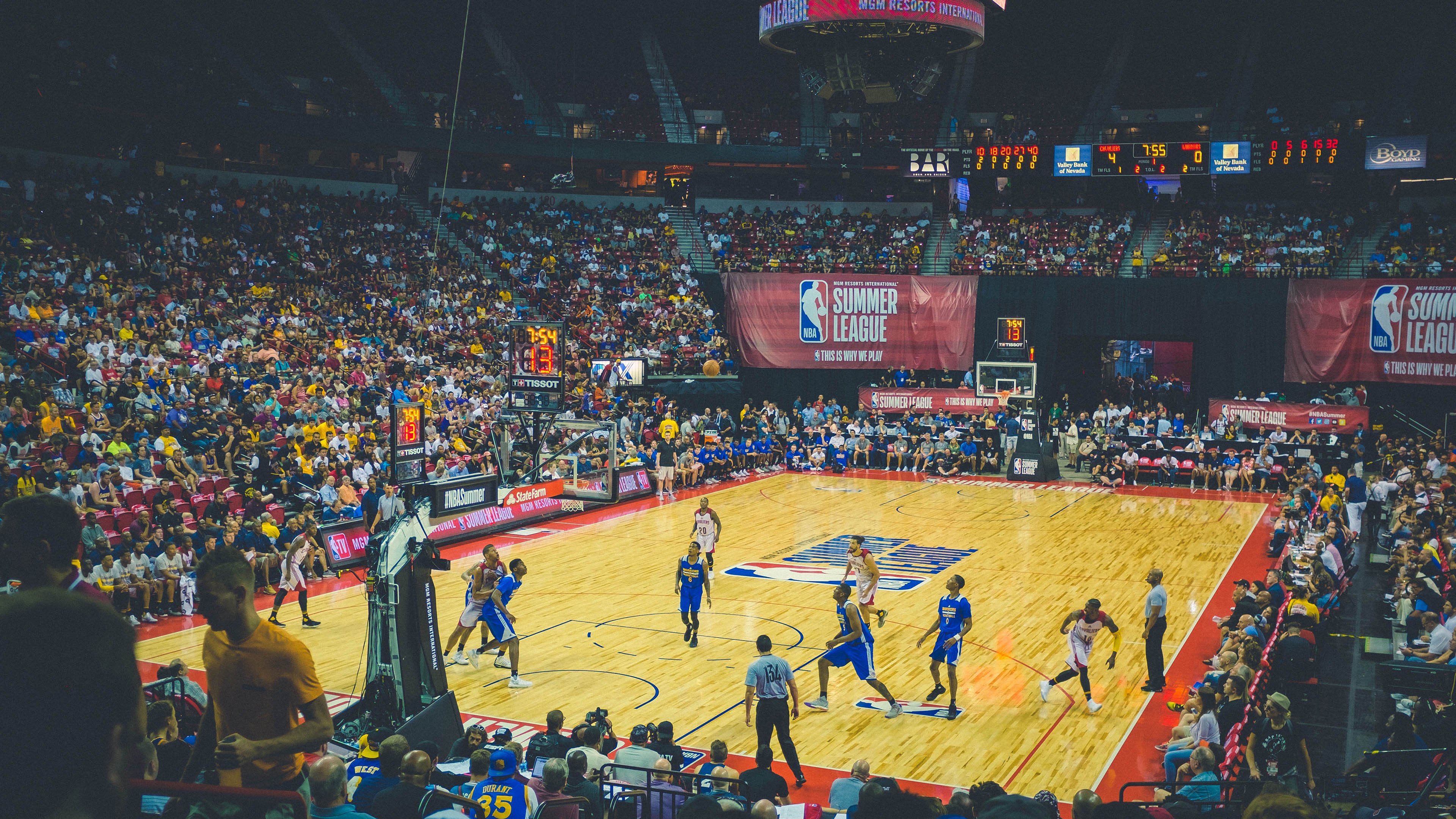 鏖战中的星光，库里在快船与马刺的史诗对决中挺身而出