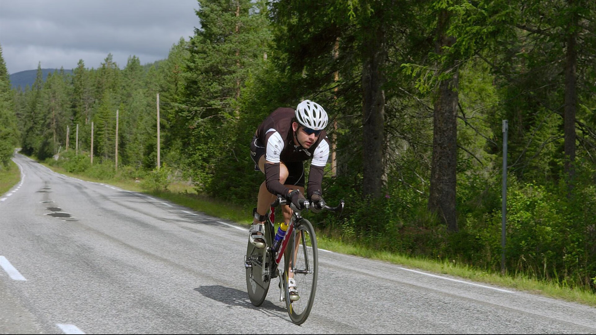 引擎轰鸣与艺术狂想，当武切维奇点燃F1新赛季之夜